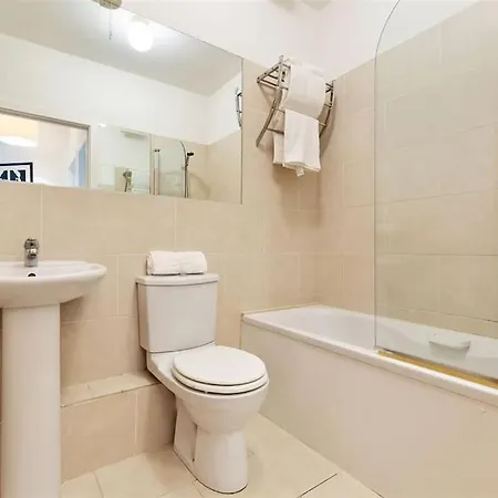 דירה Garrison Mews *
